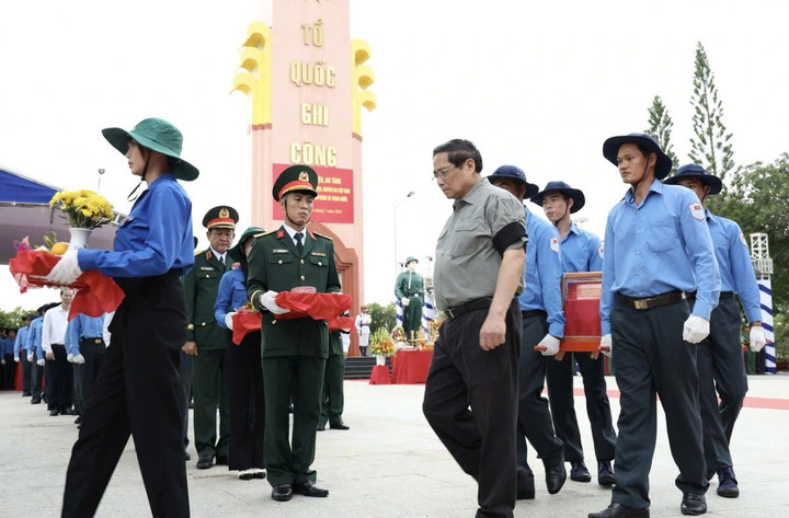 Thủ tướng nhấn mạnh, tìm kiếm, quy tập hài cốt liệt sỹ không chỉ là trách nhiệm mà còn là mệnh lệnh từ trái tim thôi thúc những người đang thực hiện nhiệm vụ.