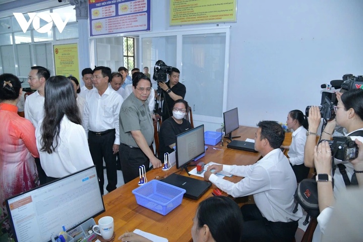 Thủ tướng kiểm tra Trung tâm phục vụ hành chính công tại phường Thới Sơn.