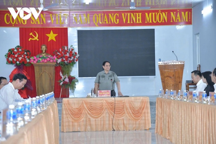 Thủ tướng kiểm tra, làm việc tại Trung tâm phục vụ hành chính công tại phường Thới Sơn