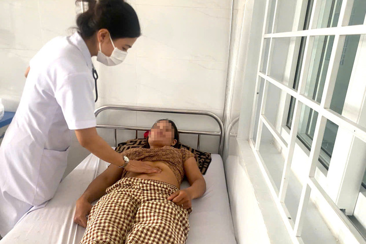 Các bệnh nhân đang được điều trị, theo dõi sức khỏe tại Trung tâm Y tế M’Đrắk (Ảnh: M.L).