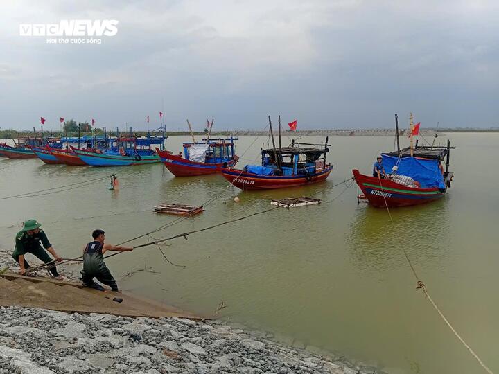Lực lượng Bộ Đội Biên phòng Hà Tĩnh đang hỗ trợ người dân đưa tàu thuyền và chằng chống tại vị trí an toàn.