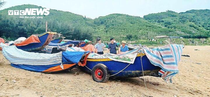 Ngư dân xã Kỳ Anh (tỉnh Hà Tĩnh) đưa thuyền lên bờ tránh bão.