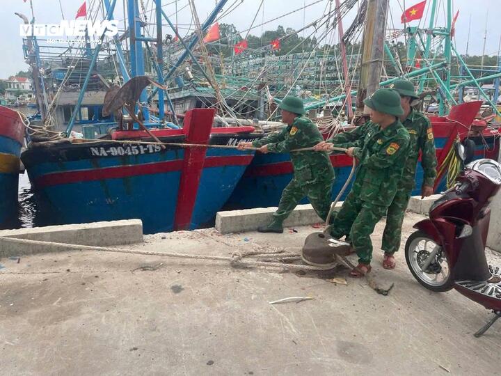 Lực lượng Bộ đội Biên phòng Nghệ An đang tích cực hỗ trợ ngư dân chằng chống tàu thuyền sẵn sàng đón bão. (Ảnh: CTV)