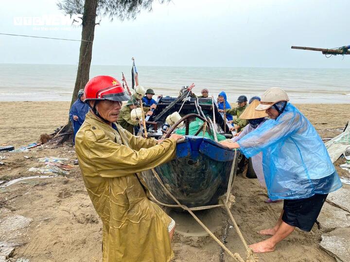 Ngư dân ven biển Thanh Hoá đang hối hả phòng chống bão.