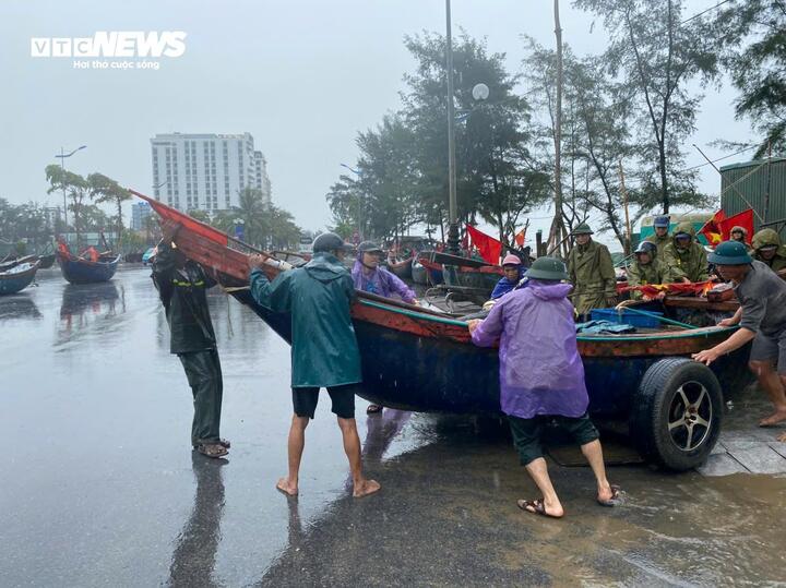 Lực lượng chức năng hỗ trợ ngư dân phường Sầm Sơn (tỉnh Thanh Hoá) đưa tàu, thuyền lên đường tránh trú bão.