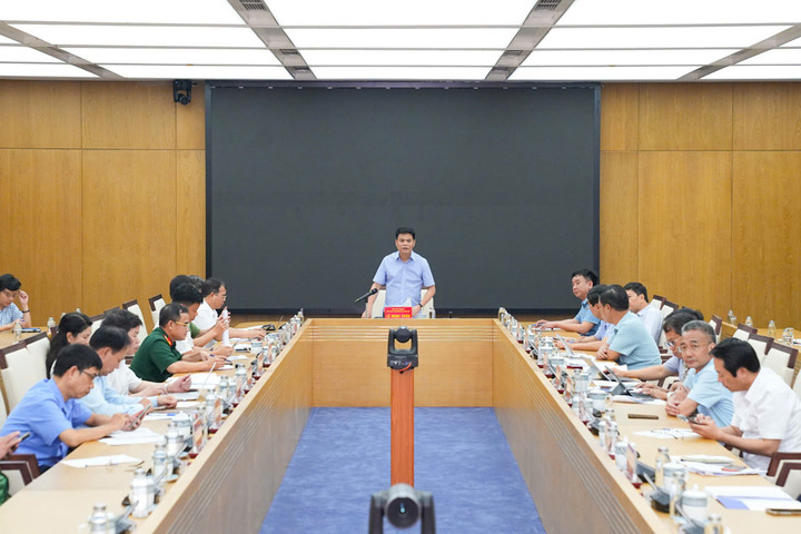 Chủ tịch UBND TP Hải Phòng Lê Ngọc Châu chủ trì cuộc họp trực tuyến với các Sở, ban, ngành và 114 xã, phường, đặc khu. (Ảnh: Đàm Thanh)