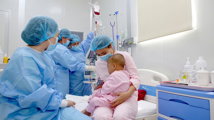 Một trong số các bệnh nhi vừa xuất viện được Bệnh viện Trung ương Huế cứu sống bằng phương pháp ghép tuỷ.