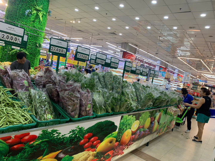 Co.opmart đảm bảo không gian mua sắm an toàn, hàng hóa đầy đủ, giá cả ổn định.