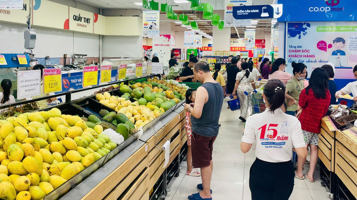 Co.opmart điều phối phục vụ khách hàng trực tiếp tại siêu thị và mua hàng trực tuyến.