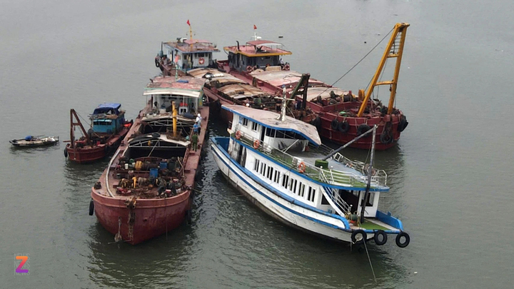 Tàu Vịnh Xanh 58 được trục vớt, lai dắt về gần cảng Cái Lân (Quảng Ninh) để phục vụ khám nghiệm hiện trường. (Ảnh: Việt Linh - Đinh Hà)
