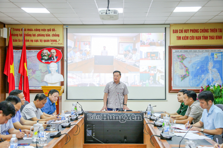 Ông Nguyễn Khắc Thận - Chủ tịch UBND tỉnh Hưng Yên chỉ đạo công tác ứng phó với bão số 3 tại cuộc họp trực tuyến với các xã ven biển của tỉnh. (Ảnh: Báo Hưng Yên)