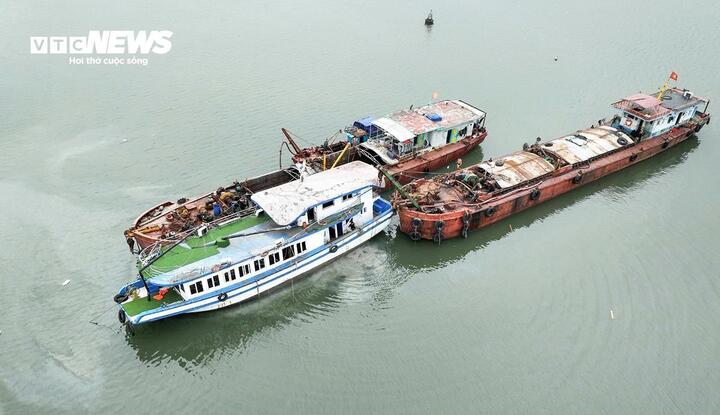 Chiếc tàu Vịnh Xanh 58 được lai dắt đưa về bờ để chờ cơ quan điều tra khám nghiệm hiện trường.