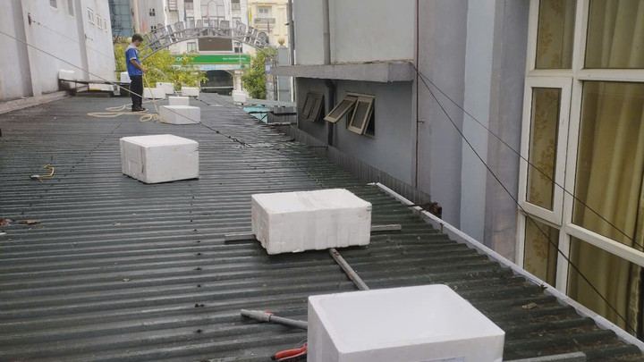 Nhân viên Co.opmart gia cố các điểm ngoài siêu thị, đảm bảo an toàn cho khách hàng và hàng hóa.