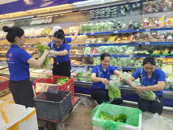 Nhân viên Co.opmart thường xuyên bổ sung hàng hóa.