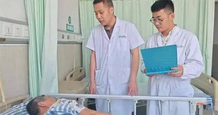 Mười giây có thể dẫn đến thảm họa. Nhân viên y tế thay băng cho bệnh nhân bị bỏng. (Ảnh: Sohu)