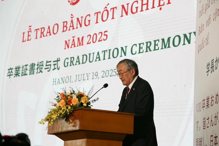 GS. Furuta Motoo, Hiệu trưởng trường Đại học Việt Nhật phát biểu tại buổi lễ.