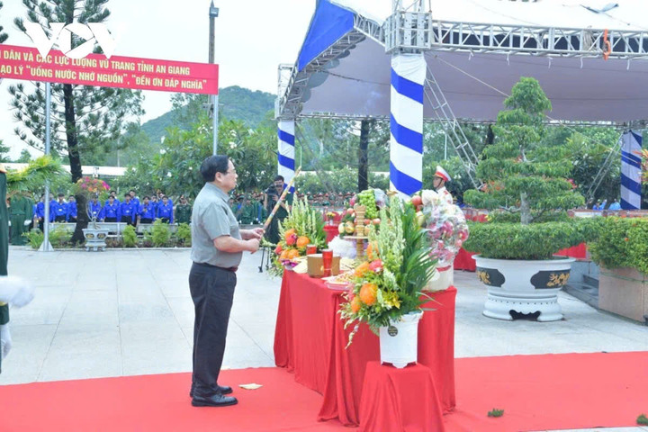 Thủ tướng Phạm Minh Chính dâng hương tưởng nhớ các liệt sỹ tại Nghĩa trang liệt sỹ Dốc Bà Đắc.