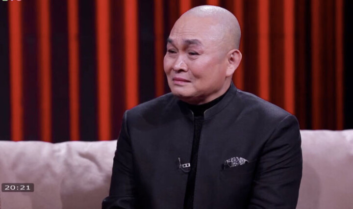 Nghệ sĩ Xuân Hinh khóc khi nhắc về tuổi thơ cơ cực và người bố đã khuất.