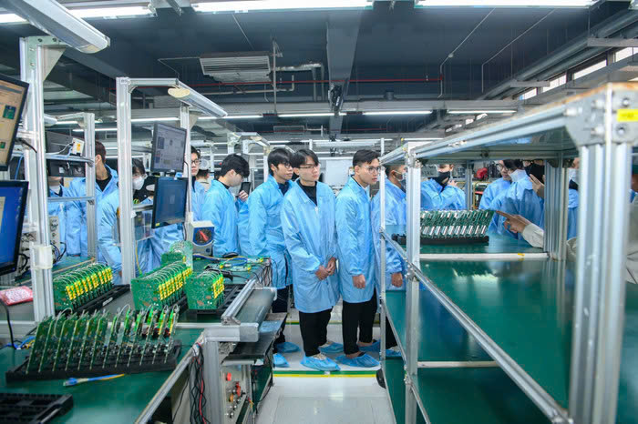 Sinh viên của Khoa Điện tử Viễn thông, trường Đại học Công nghệ tham quan nhà máy VNPT Technology tại khu Công nghệ cao Hòa Lạc (Ảnh: trường Đại học Công nghệ - ĐHQGHN)