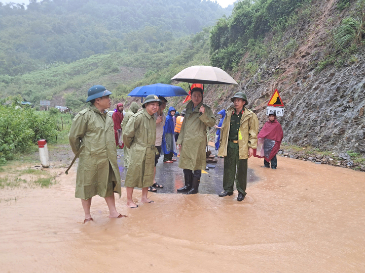 Chính quyền địa phương tổ chức cắm biển cảnh báo cho người dân không đi qua khu vực ngập lụt.