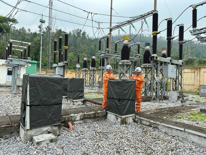Công nhân TBA 110 kV Giếng Đáy - PC Quảng Ninh thực hiện chằng chống thiết bị, phòng chống cơn bão số 3.
