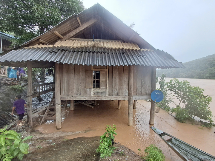 Nước lũ trên sông Nậm Mộ cũng làm ngập 5 ngôi nhà tại bản Nhãn Cù, xã Mường Xén. Chính quyền địa phương phải huy động các lực lượng và người dân hỗ trợ người dân sơ tán tài sản.
