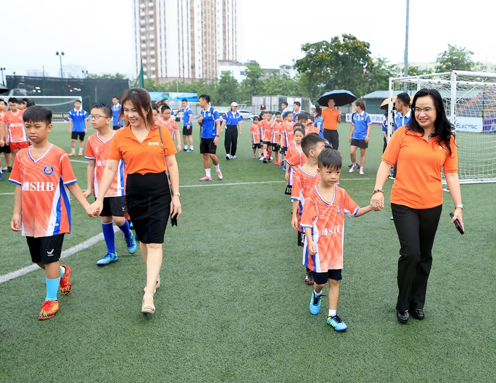 SHB FC Academy thể hiện sự quan tâm sâu sắc của SHB đối với gia đình CBNV.