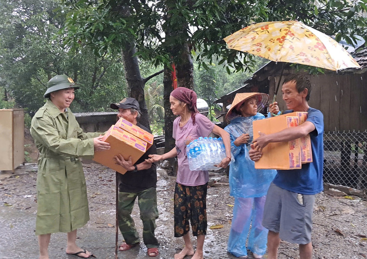 Để kịp thời hỗ trợ người dân, xã Mường Xén trao nước uống, nhu yếu phẩm cho các hộ dân tại nơi tránh trú tạm thời.