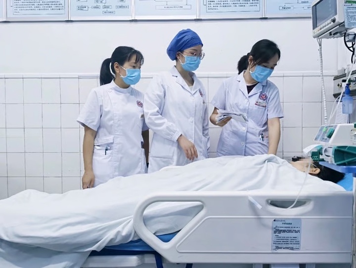 Mei được đưa đến bệnh viện trong tình trạng nguy kịch và phải trải qua ca phẫu thuật cấp cứu kéo dài 12 giờ. (Ảnh: QQ)