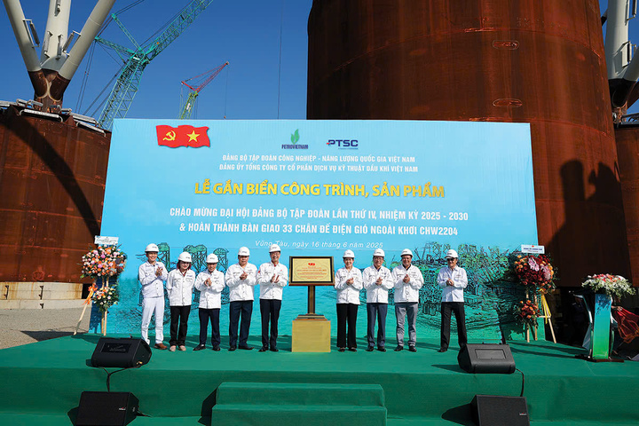 Lễ gắn biển công trình, sản phẩm Chào mừng Đại hội Đảng bộ Petrovietnam lần thứ IV, nhiệm kỳ 2025-2030.