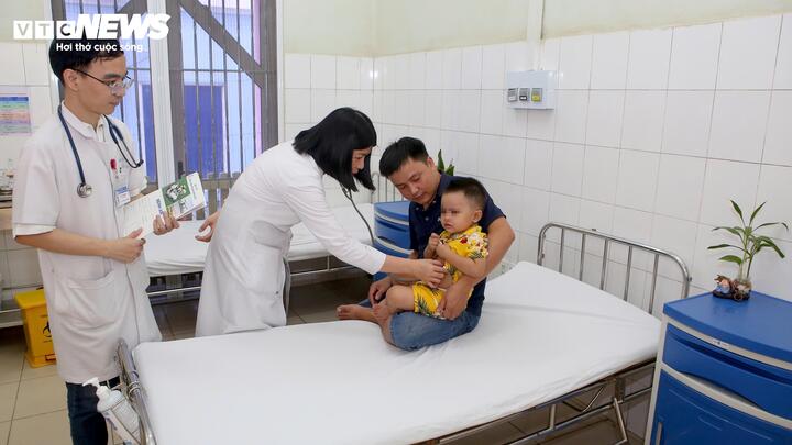 Cháu M. hiện tỉnh táo, đi lại và ăn uống bình thường, không để lại di chứng thần kinh rõ rệt.