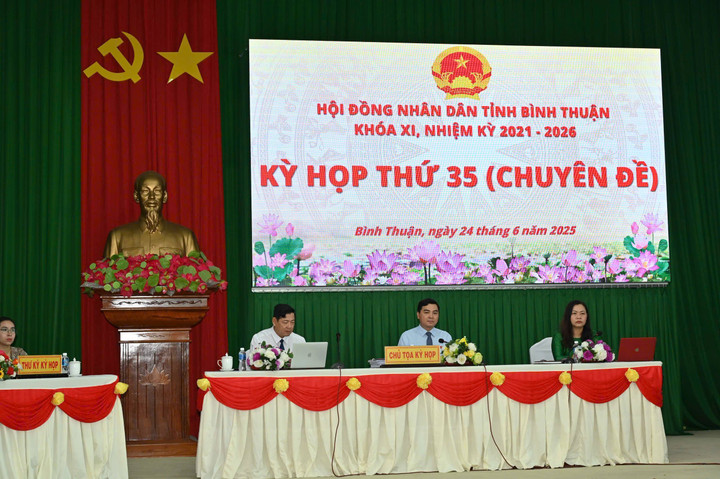 HĐND tỉnh đã thảo luận dân chủ, trách nhiệm, thống nhất thông qua 15 nghị quyết để thực hiện nhiệm vụ phát triển kinh tế - xã hội của tỉnh.