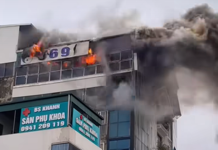Vụ cháy xảy ra tại tầng thượng ngôi nhà trên phố Giải Phóng.