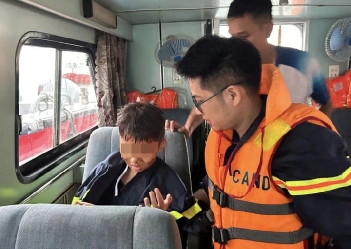Cháu bé 10 tuổi sống sót sau vụ lật tàu. (Ảnh: Công an tỉnh Quảng Ninh)