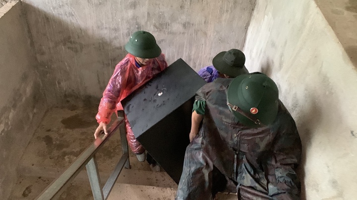 Lực lượng Bộ đội Biên phòng Nghệ An đang hỗ trợ dân di tản tài sản đến nơi an toàn. (Ảnh: Bùi Hải Thượng)