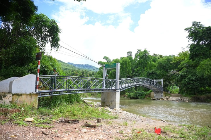 Cầu treo Dân Quân (xã Nhôn Mai, tỉnh Nghệ An) trước khi bị lũ quét cuốn trôi. (Ảnh: Bùi Hải Thượng)