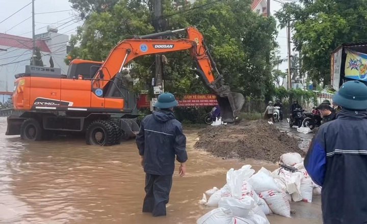 Còn tại khu vực cầu Khuể trên tuyến tỉnh lộ 354 qua địa phận xã An Hưng (Hải Phòng), do ảnh hưởng của triều cường bão số 3, mực nước sông dâng cao đã tràn vào khu dân cư.