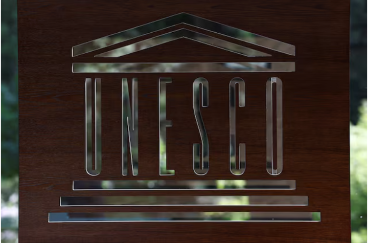 Logo của UNESCO tại trụ sở UNESCO ở Paris, Pháp. (Ảnh: Reuters)