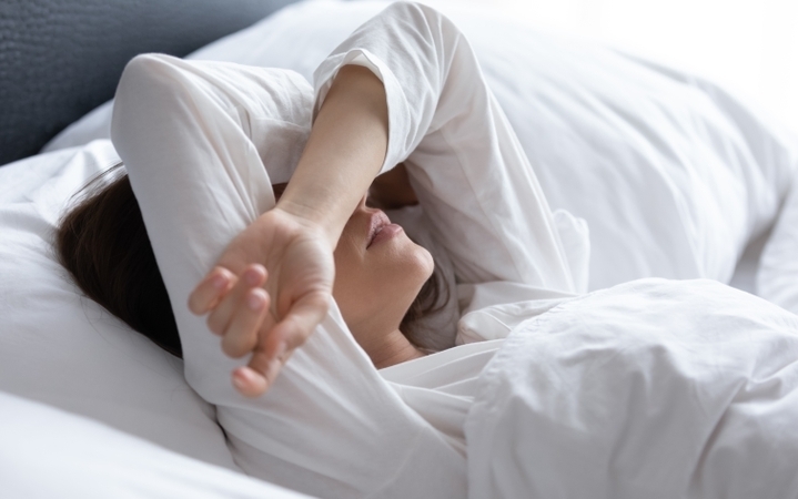 Làm việc quá sức dẫn đến mệt mỏi, rối loạn giấc ngủ, thậm chí có thể dẫn đến trầm cảm. (Ảnh minh hoạ)