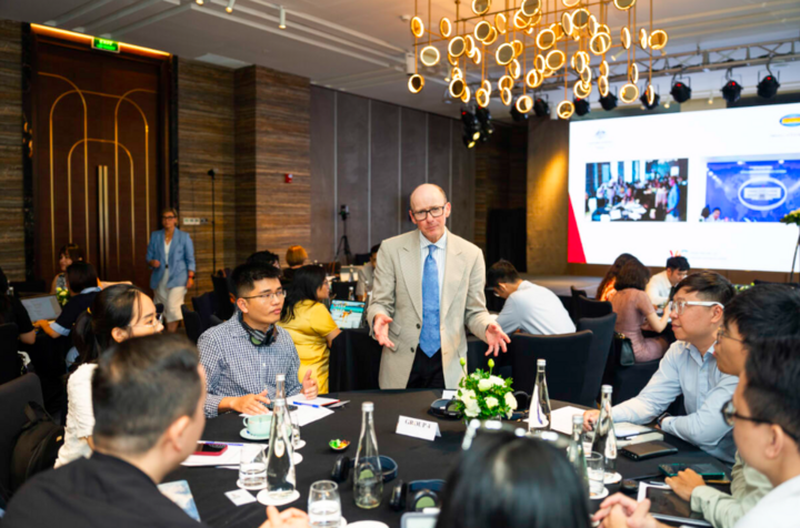 Học viên trao đổi với ông Michael Smith, Điều phối viên cấp cao đến từ Ethos CRS, công ty tư vấn về truyền thông chiến lược.