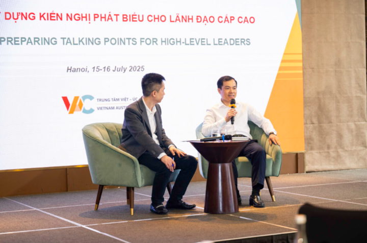 PGS.TS Nguyễn Mạnh Hùng, Giám đốc Quốc gia Trung tâm Việt - Úc, chia sẻ kinh nghiệm xây dựng kiến nghị phát biểu cho lãnh đạo cấp cao.