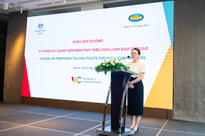Bà Nguyễn Diệu Hà, Quyền Trưởng phòng Đào tạo – Tuyển dụng, Vụ Tổ chức cán bộ, Bộ Ngoại giao, phát biểu khai mạc khóa tập huấn.