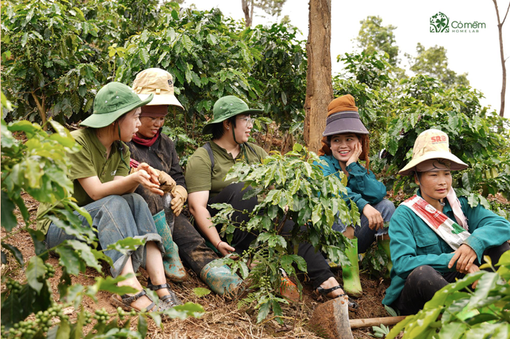 Giây phút nghỉ ngơi trong buổi trồng rừng của các thành viên dự án.