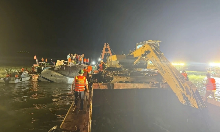 Tàu cẩu đang làm cáp để chuẩn bị các phương án trục vớt tàu Vịnh Xanh 58.