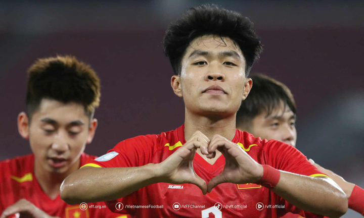 Lý Đức ghi bàn cho U23 Việt Nam.