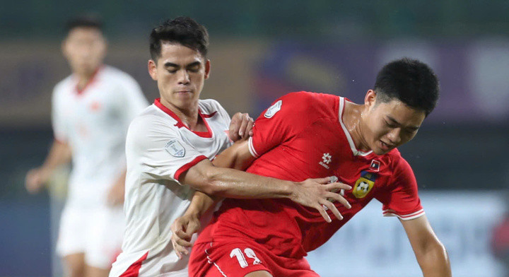 Khuất Văn Khang (áo trắng) làm đội trưởng U22 Việt Nam.