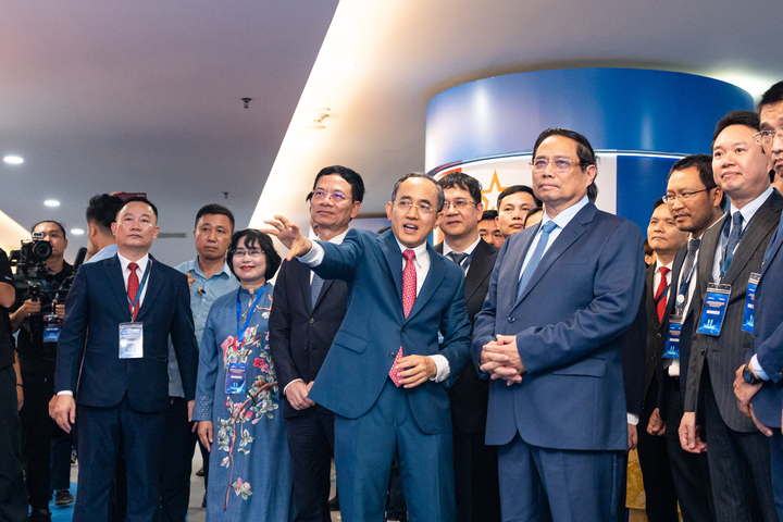 Thủ tướng tham quan Đại học Phenikaa.