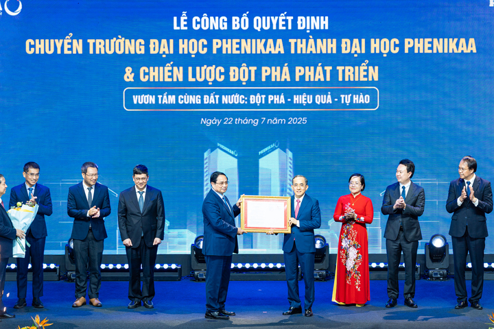 Thủ tướng Phạm Minh Chính trao quyết định chuyển trường Đại học Phenikaa thành Đại học Phenikaa.