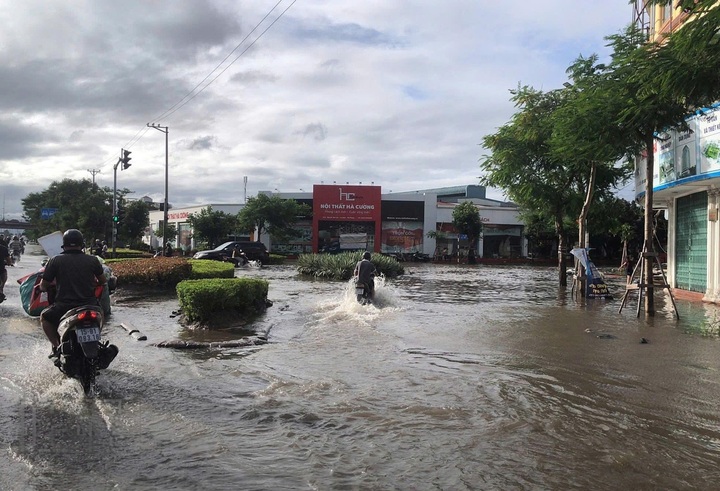 Khu vực đường vòng chân cầu Niệm - Nguyễn Văn Linh cũng gặp tình trạng ngập sâu do triều cường, gây khó khăn cho các phương tiện lưu thông trên đoạn tuyến này.