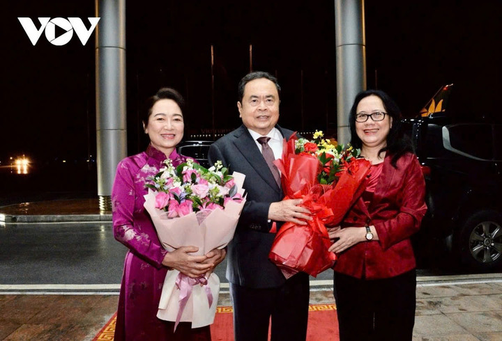 Phó Chủ nhiệm Văn phòng Quốc hội Nguyễn Thị Thúy Ngần tiễn Chủ tịch Quốc hội Trần Thanh Mẫn và Phu nhân tại sân bay.